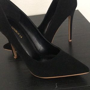 Black pumps